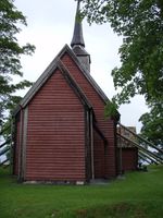 Kyrkja sett frå vest. Foto: «Bjørn som tegner» (2007).