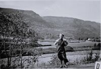 Kvikne 1956 - På veg til Trondhjem. Elida Andreassen. A-Ford. Foto: Annar Westlie