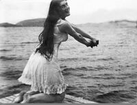 Kvinne vrir opp badedrakt.