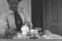 Kvinne ved frokostbordet.