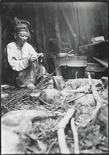 Kvinne lager mat i skoltegamme (Wessel).jpg