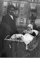 Kvinne med barnevogn.