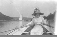 En sommerpyntet kvinne ved årene.