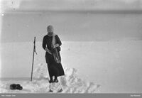 Kan de to bildene av kvinnen med fotografiapparat være av Vera Hansen selv?