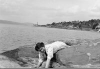 Kvinne poserer for fotografen.