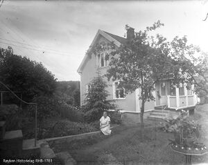 Kvinne utenfor hus (RHB-1781).jpg