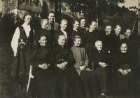 Hele Stafsetstranda kvinneforening samlet på Larsgarden på Stavset i 1926. Stående fra venstre: Anna K. Stafseth, Nikoline Opskar, Berte Stafseth, Ingeleif Stafseth, Anna Opskar, Gyda Steinset, Tomasine Stafseth, Ingeborg Steinset, Berte Steinset, Johanne Opskar. Sittende: Karen Steinset f. Hestholm, Johanne Steinset f. Hatlehol, Marie Stafseth f. Langset, formann Kristofa Stafseth f. Langset og Petrine Steinset. Fotograf ukjent.