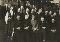 Hele Stafsetstranda kvinneforening samlet på Larsgarden på Stavset i 1926. Stående fra venstre: Anna K. Stafseth, Nikoline Opskar, Berte Stafseth, Ingeleif Stafseth, Anna Opskar, Gyda Steinset, Tomasine Stafseth, Ingeborg Steinset, Berte Steinset, Johanne Opskar. Sittende: Karen Steinset f. Hestholm, Johanne Steinset f. Hatlehol, Marie Stafseth f. Langset, formann Kristofa Stafseth f. Langset og Petrine Steinset. Fotograf ukjent.