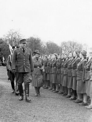 Kvinnehirden inspiseres 1944.jpg