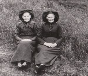 Kvinner frå tysnes med svarthuve ca 1920 eller 1930.jpg