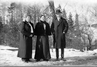 Kvinnen til venstre er trolig Veras mor.