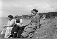 Tre kvinner på svaberget.