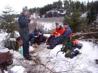 Kvistsanking for fastelavnsris i Djupdalen 2003.