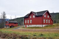 Åsgrendvegen 115, Åsgrend grendehus. Tidligere Åsgrend skole. Foto: Roy Olsen (2021).