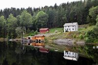 Fjågesund brygge og Hassvikvegen 56, «Vestby». Foto: Roy Olsen (2020).