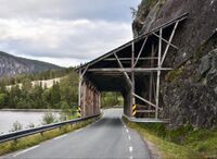 Kviteseid, rasoverbygg på Fjågesundvegen ved Grotnes. Foto: Roy Olsen (2021).