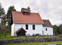 Fjågesundvegen 22, Kviteseid gamle kyrkje fra 1260. Foto: Roy Olsen (2021).
