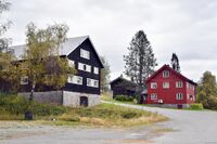 Nr. 1, garden Brekke (tidl. gnr. 76/6), bygd som bureising i 1929. Morgedal hotell blei sett opp på gardens grunn. Husestaden er no skild ifrå som bnr. 69. Foto: Roy Olsen (2021).