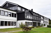 Nr. 4, Morgedal hotell blei oppført i 1947 og opna 2. juli 1948. Foto: Roy Olsen (2021).