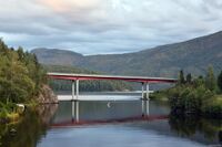 Kviteseidvegen med Kviteseid bru (Kviteseidbrui). Foto: Roy Olsen (2021).