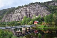 Kviteseidvegen (gamal trasé) med Sundkil bru. Bruvoktarbustaden til høgre. Foto: Roy Olsen (2021).