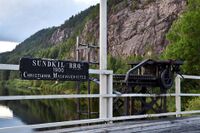 Sundkil bru, fabrikkskilt og drivverk. Foto: Roy Olsen (2021).
