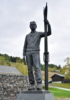 Statue av Sondre Norheim ved «Norsk skieventyr». Foto: Roy Olsen (2021).