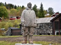 Statue av polfararen Olav Bjaaland ved «Norsk skieventyr». Foto: Roy Olsen (2021).