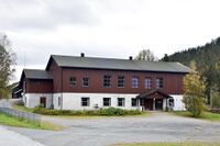 Morgedalvegen 18, «Dølehalli», Morgedal grendehus. Foto: Roy Olsen (2021).