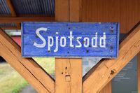 Spjotsodd brygge, gamalt skilt. Foto: Roy Olsen (2021).