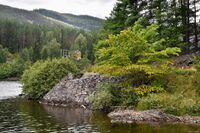 Spjotsoddvegen ved enden. Fundament/brukar etter gamal flytebru. Foto: Roy Olsen (2021).