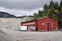 Spjotsoddvegen, sandtak med bygning. Foto: Roy Olsen (2021).
