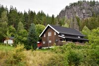 Spjotsoddvegen 115 «Uppstad». Tidlegare Setflot skule. Foto: Roy Olsen (2021).