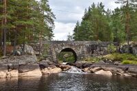 Steane steinkvelvbru på ein gamal del av Kviteseidvegen ved Steanetjønni. Foto: Roy Olsen (2022).