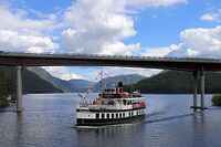 M/S Victoria passerer under Kviteseidbrua. Foto: Leif-Harald Ruud (2026).