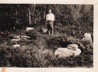 Tuft på Kyrkjehomen påvist av Erling og kamerat 1926. Foto Erling Momrak Haugann