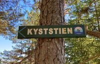 Skilt som viser retning for Kyststien. Fra Svartskog i Nordre Follo kommune. Foto: Siri Iversen (2021).