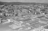 Brakkene i sivil bruk 1958. Ny "Amb-gård" under bygging i bakgrunnen.]]