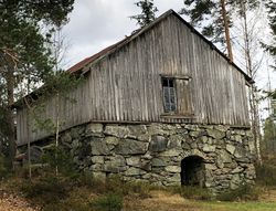 Låve på steinfjøs Bålerud fra rundt 1850. Godt, gammelt bygghåndverk. Foto Steinar Bunæs.