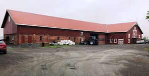 Låven på Berg fra tunet.JPG