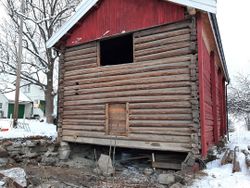 Låven sett fra øst etter at garasjen ble revet i 2021.