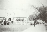 Lærdal prestegard kor Jensine budde frå 1870 til 1895. Ho står framfor hesten på biletet, mannen Søren i porten og dei to borna Henriette og Sverre attom faren. Foto:N.O.Reppen, før 1896.