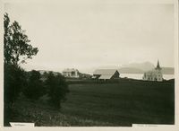 Kirka sett fra nordvest, prestegården til venstre. Foto Hans Walsø Mathisen Kanstad, ukjent dato, etter 1897.