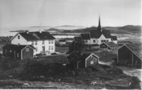 Lødingen prestegård og den gamle kirka fra 1756. Foto Axel Lindahl, før 1897.