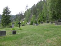 Lønnegrav gravplass øvre del. Gravminner. (Foto Olav Momrak-Haugan 2010)