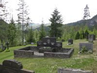 Eit glimt frå Lønnegrav gravplass med gravminnet til hovudgarden Kiland i midten. Foto frå 2010 og fotograf Olav Momrak-Haugan.