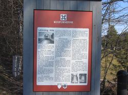 Kulturminneskilt utenfor Lørenskog kirke. Foto: Stig Rune Pedersen
