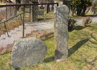 Eldre gravminner, Lørenskog kirkegård. Til høyre: Morten Toresen, død 1716. Foto: Stig Rune Pedersen