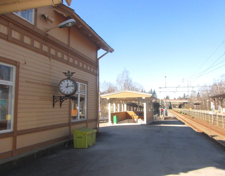 Fil:Lørenskog stasjon 2012.jpg