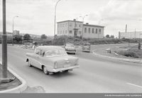 Fra krysset Lørenveien og daværende Ringveien. Forsamlingslokalet og kinoen Lørenhallen, Lørenveien 63 i bakgrunnen. Foto: Arbeiderbevegelsens arkiv og bibliotek (1965).